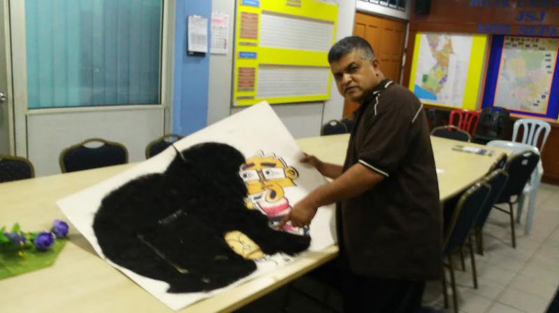 被警察损坏的zunar卡通rosmah头发“width =”500“height =”281 