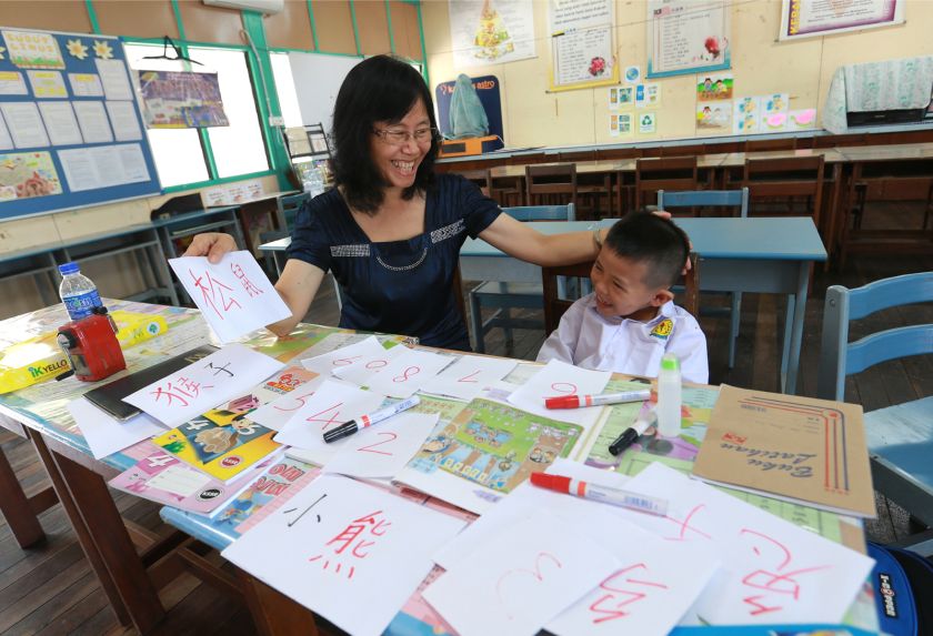 Onn Sheng Juin in class last year, getting ALL the attention. Image from themalaymailonline.