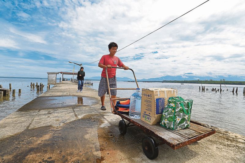 Water and other belongings of a nurse bring brought onto the island from the jetty. Image from themalaymailonline.com