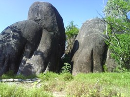 I suppose if you squint your eyes a little...the rocks of Batu Gajah. Image from majalahbiarbetul.blogspot.com
