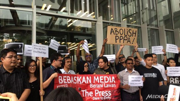 Malaysian media protesting The Edge shutdown last year. Image via rightnow.io