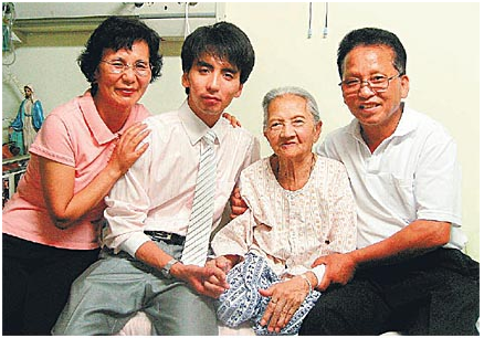 Mariam and Ji Yong Un (right), his wife Shin Sook Hyun, and their child Ji. Image from skmkj.blogspot.my