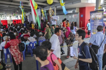 Concession card holders waiting to get the new MyRapid TnG card at Pasar Seni. Image from thesundaily.my