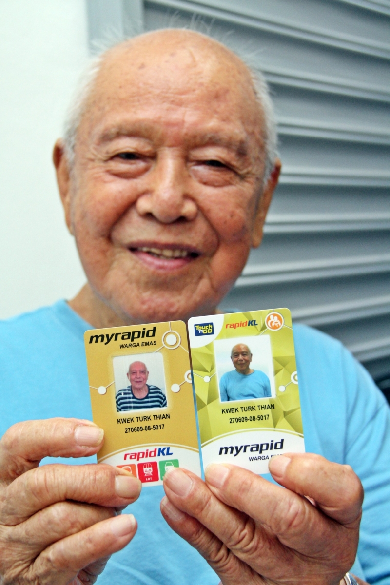 A senior citizen successfully changed his card! :D Image from sinchew.com.my