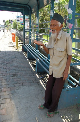 Pak Anwar, a former Indonesian veteran who had to beg for a living. Source