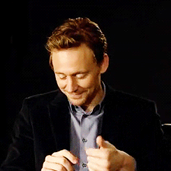 counting fingers tom hiddleston
