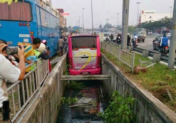 epic bus longkang accident