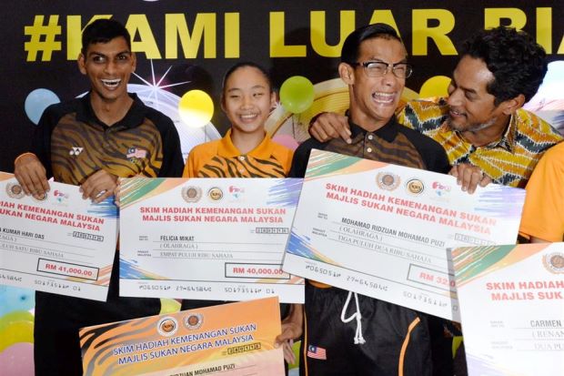 Khairy with some of our Rio Paralympians. Image from The Star.
