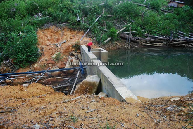 An abandoned micro-hydro dam near Kampung Keranggas. Img from the Borneo Post.