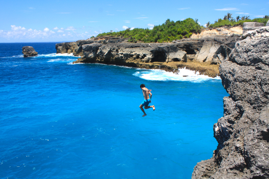 A 13m-jump in Nusa Ceningan, Bali. Photo from balitriptips.wordpress.com
