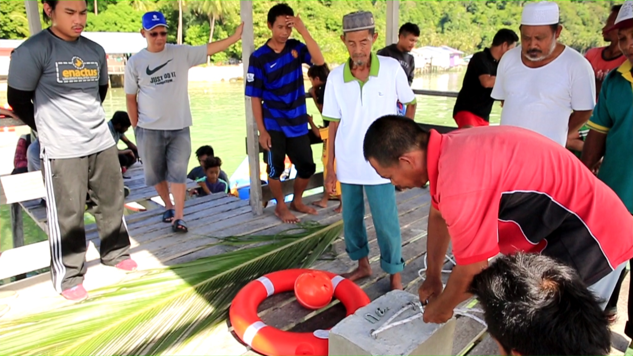 Fishermen of Pulau Sepanggar preparing to install the first two payaos. Image provided by UMS Enactus Club. 