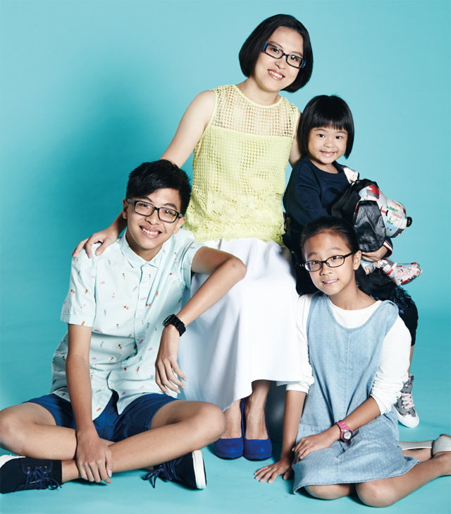 Serene Lee with her children. Image credit to herworldplus.co.