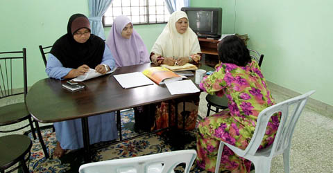 Melaka 20 September 2010 - Penyelia Sekolah Harapan, Saimah Hiran (tiga dari kiri) bersama kakitangan Sekolah Harapan, bermesra dengan salah seorang (kanan) daripada lima pelajar pertama yang mendaftar ke Sekolah Harapan di Jalan Pegawai, Melaka semalam. Gambar: Abdul Razak Latif / Pemberita: Rizanizam.