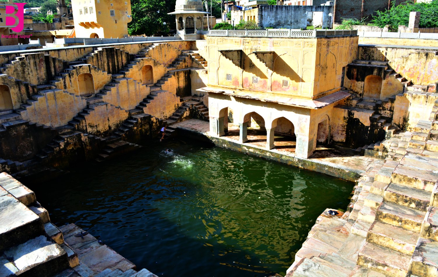 Yep, people can swim in there. Img from Beautiful Jaipur.