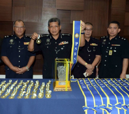 Fake medals and sashes seized. Img from the Sun Daily.