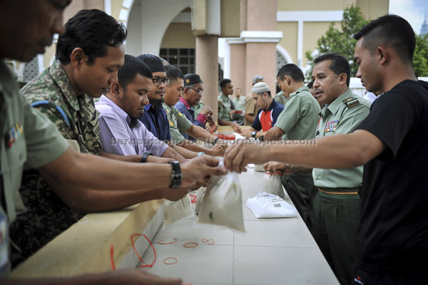 members of the Non-Pensionable Armed forces receiving food rations.