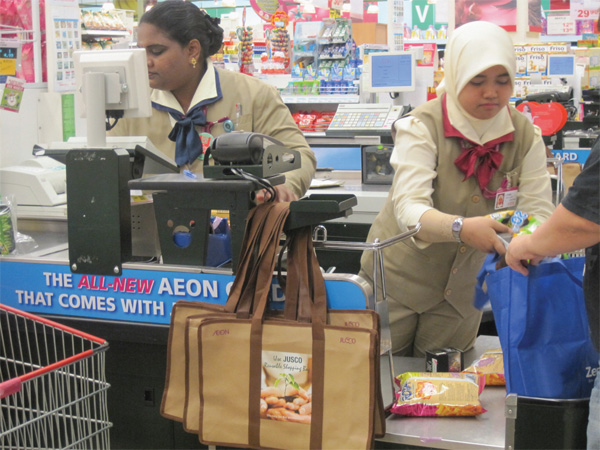 Jusco recycle bags. Photo from aeonretail.
