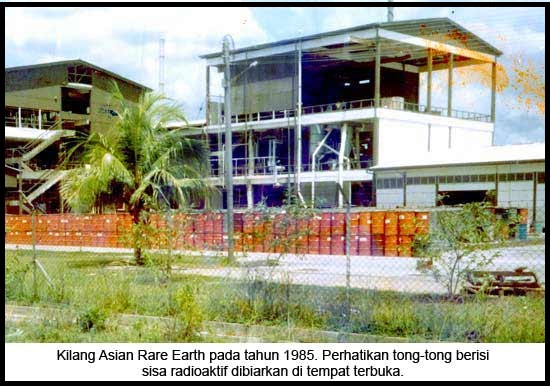 Asian Rare Earth factory in 1985. Note the barrels of radioactive waste being out in the open. Img from Utusan Pengguna.