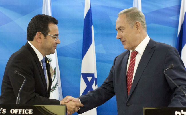 The Guatemalan president, Jimmy Morales (left) shook hands with Israeli president Benjamin Netanyahu. Img from NDTV.