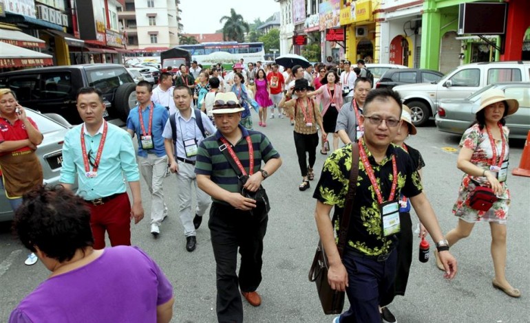 chinese tourists in malaysia flock