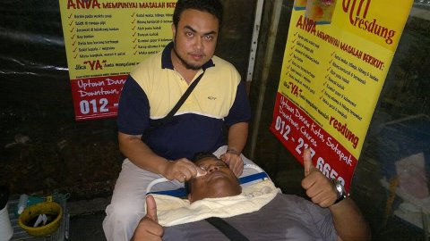 You can sometimes find stalls in downtown markets offering 'resdung' treatments. Img from utriresdung1's blogspot.