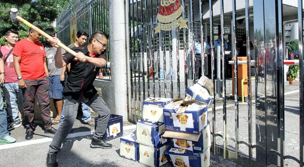 And who can forget Jamal Yunos' smashing beer bottles? Picture from www.mole.my