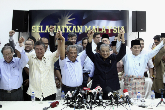 Dr Mahathir, after the signing of the Citizen's Declaration. Img from the SunDaily.