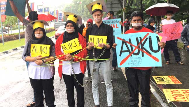 A group of students marched to the Parliament in March this year to protest the AUKU. Img from FMT.