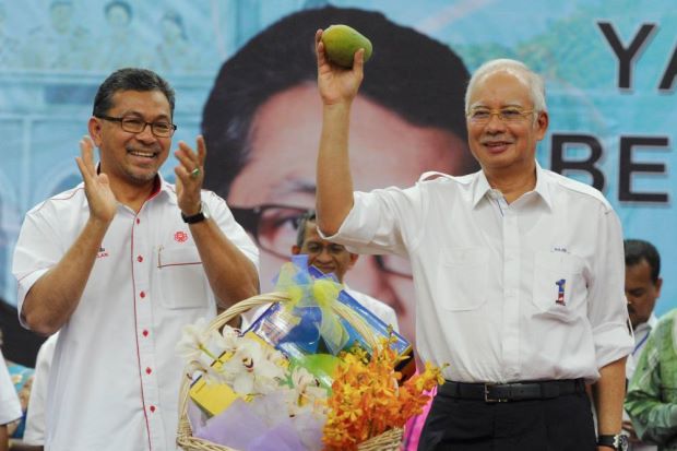 Azlan Man (left) with Datuk Seri Najib Razak. Img from The Star.