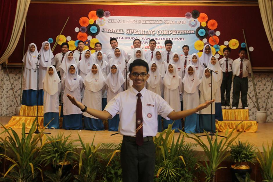 A still from the movie, Adiwiraku showing the choral speaking team of SMK Tunggal Pinang. Image from star2