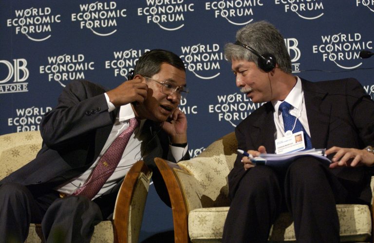Hassan Marican (right) having a chat with the Cambodian PM at a World Economic Forum. Img from DinMerican's WordPress.