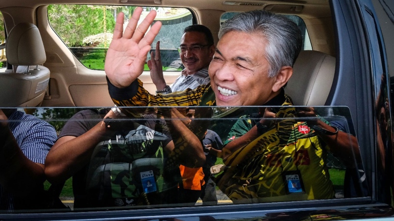 Hishamuddin and Zahid Hamidi, returning from a meeting with the King of Perlislast Tuesday. Img from Kosmo!
