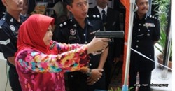 [UPDATED] Was this gun-wielding mak cik Najib’s top secret intelligence agent?