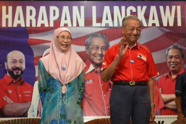 Dr Wan Azizah and Tun Mahathir in Langkawi. Image from The Star
