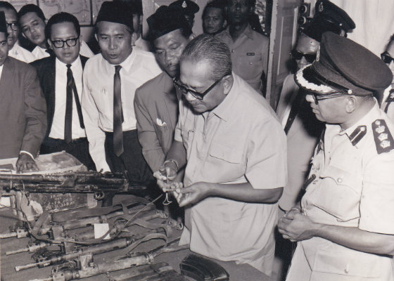  Tunku Abdul Rahman looking at the weapons seized from Indonesian guerrilla fighters. Image from Zamkata