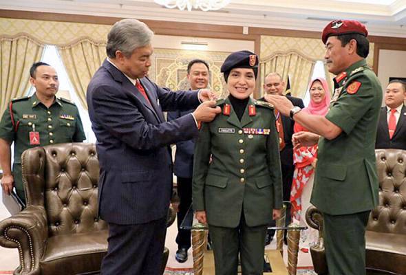 Even Datuk Fadzlette Othman, Zahid Hamidi's Press Secretary, got promoted to Major General. Img from Astro Awani.