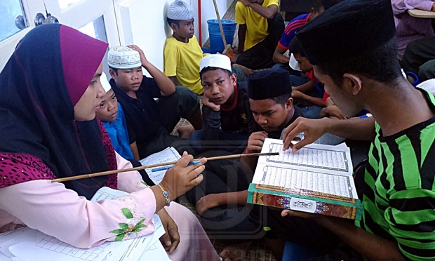 Quran class for the Orang Asli, done by both JAKIM and JHEAIK (Kelantan's Islamic matters dept.) Img from Utusan Malaysia.