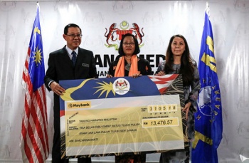 The money raised from "PLease Help Malaysia" crowdfund was handed over to the Ministry of Finance. Image from The Sun Daily