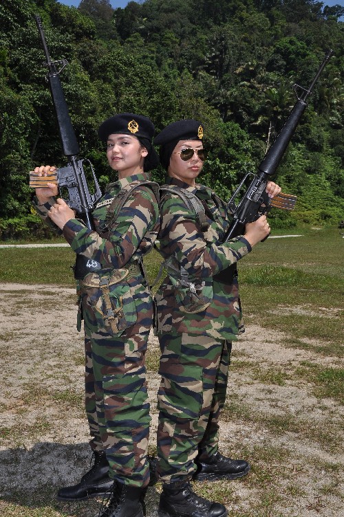 That's Siti Nurhaliza on the left. Img from Info Semasa.