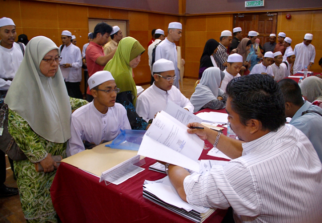 Students registering at the Darul Quran, the oldest government maahad tahfiz in Malaysia. Img from Abu Nuha Corner.