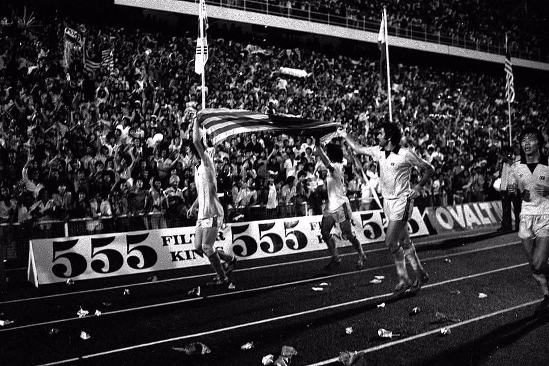 The Harimau Malaya doing a lap of honour after the 2-1 win against South Korea to qualify for the 1980 Olympics. Image from Says