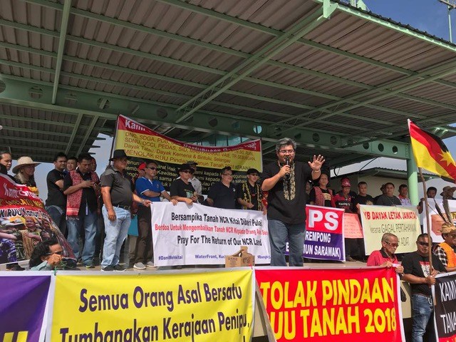 A protest in Bintulu Esplanade, asking for the Head of State to NOT sign the Bill. Img from DayakDaily.