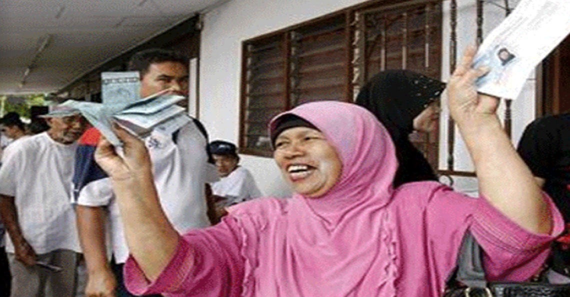 This makcik seem so happy after getting BR1M. Image from BR1M's website