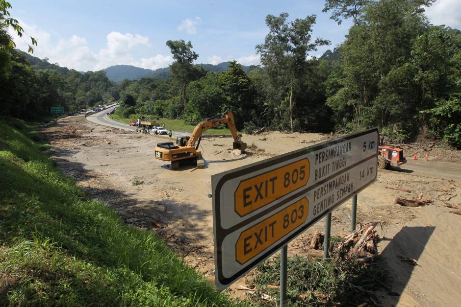 The aftermath of the Karak Highway landslide. Image from The Star