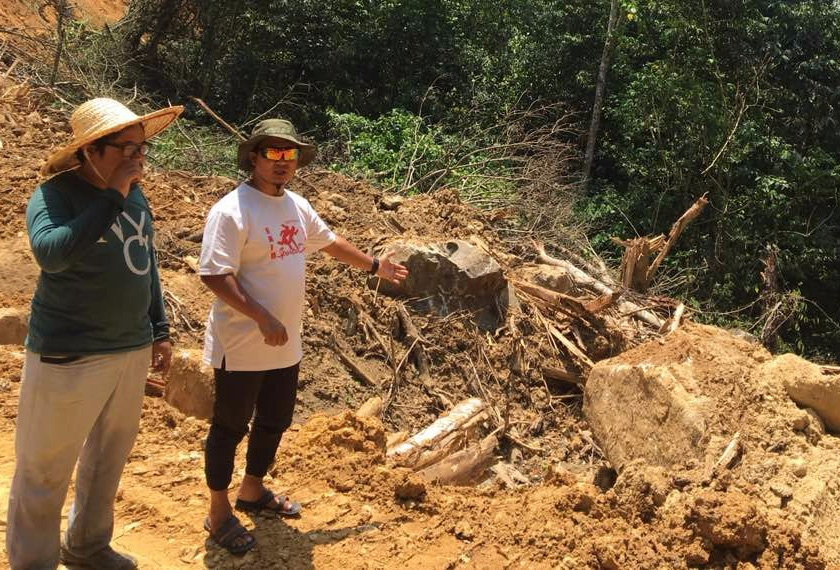 Janda Baik villagers showing the damage done to the nature around them. Image from Astro Awani
