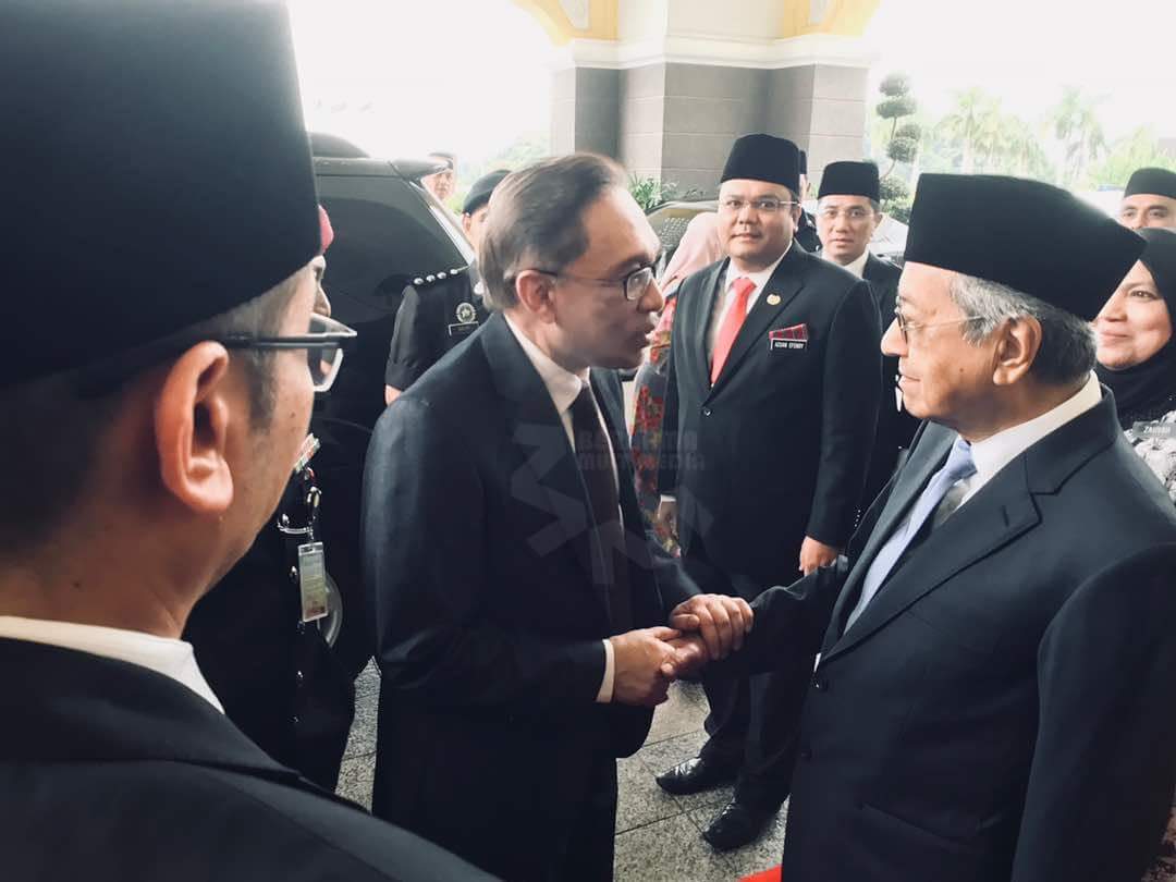 The most complex handshake in Malaysian political history. Image from: malaysiaworldnews.com (Bernama)