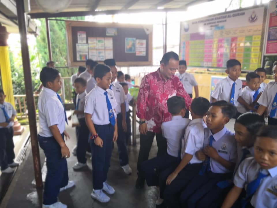Maszlee visiting SK Simpang Renggam, in his home constituency in June. Img from Ulya Husamudin's FB.