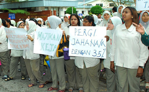 Members of the Electrical Industries Workers Union (EIWU) protesting for better pay in 2013. Img from Citizen Journalists Malaysia. 