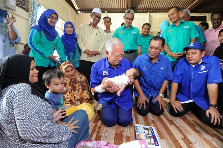 Najib Razak visiting a house in Pahang. Img from NSTP, May 8, 2018.