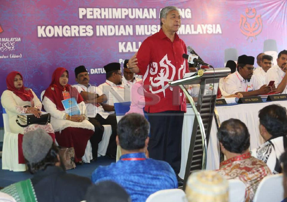 Zahid speaking at the 41st Indian Muslim Congress general assembly. Image from Berita Harian
